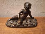 Bronzen putto zittend op de grond., Enlèvement, Bronze