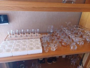 61 glazen en glaasjes voor aperitief, digestief en shotjes beschikbaar voor biedingen