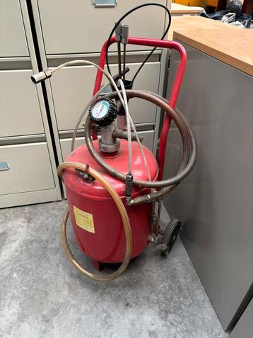 Olie aflaatmachine/ uitzuiger. goede staat. beschikbaar voor biedingen