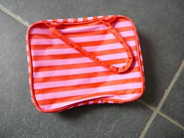 splinternieuw roos-rood beautytasje beschikbaar voor biedingen