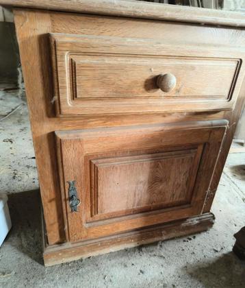 Table de chevet ancienne en chêne, 70 cm ou plus, 45 à 65 cm, Enlèvement, Utilisé