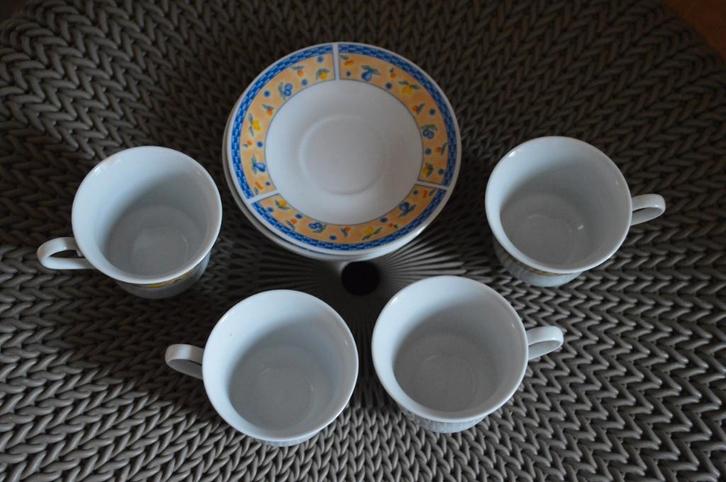 4 mokkatasje met gele boord en fruit, Maison & Meubles, Cuisine | Vaisselle, Comme neuf, Tasse(s) et/ou soucoupe(s), Autres styles