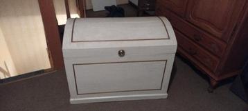 Leuke houten kist  beschikbaar voor biedingen