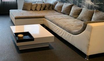 Moderne wandkasten, salontafel. Hoekzetel beschikbaar voor biedingen