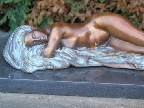 statue une femme nue coucher en bronze signé pat vert, Antiquités & Art, Antiquités | Bronze & Cuivre, Bronze, Enlèvement ou Envoi