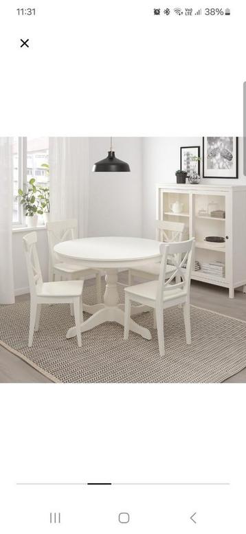 Uittrekbare tafel met 4 bijpassende stoelen beschikbaar voor biedingen