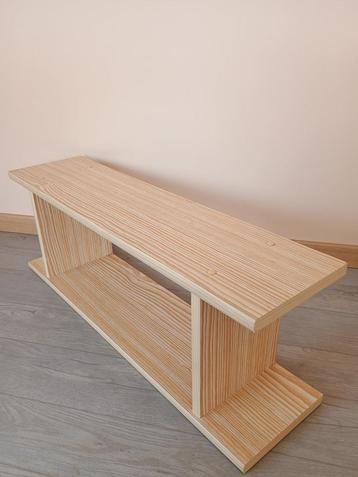 houten schapje beschikbaar voor biedingen