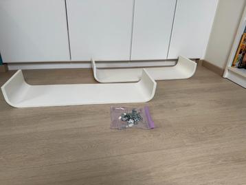 2 witte wandplanken / boekenplanken beschikbaar voor biedingen