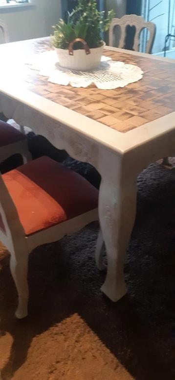 Tafel en 6 stoelen  beschikbaar voor biedingen