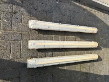 3 TL lamparmaturen mét lampen (spatbestendig ) beschikbaar voor biedingen