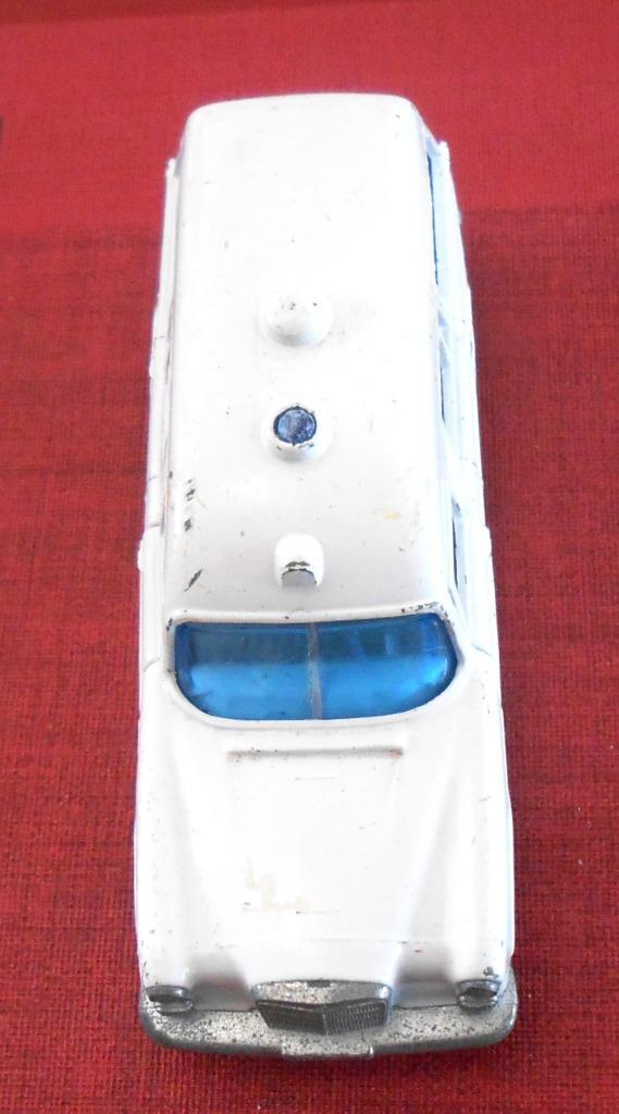 Luciferdoosje - K-26 Mercedes Benz - ziekenwagen, Hobby en Vrije tijd, Modelauto's | 1:43, Gebruikt, Overige typen, Matchbox, Ophalen of Verzenden