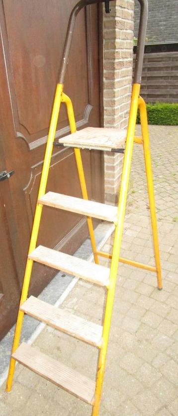 ijzeren trapladder beschikbaar voor biedingen