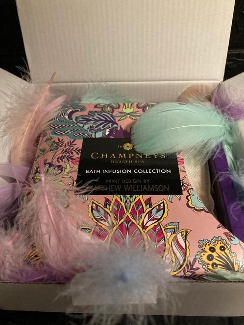 Gift set "Champneys"4 dozen met kristallen., Handtassen en Accessoires, Uiterlijk | Lichaamsverzorging, Nieuw, Bad & Douche, Ophalen of Verzenden