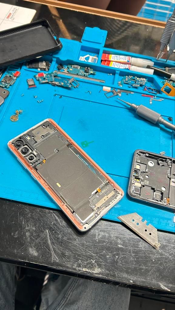 Gsm reparatie Samsung s21fe schermvervanging, Telecommunicatie, Mobiele telefoons | Toebehoren en Onderdelen, Zo goed als nieuw