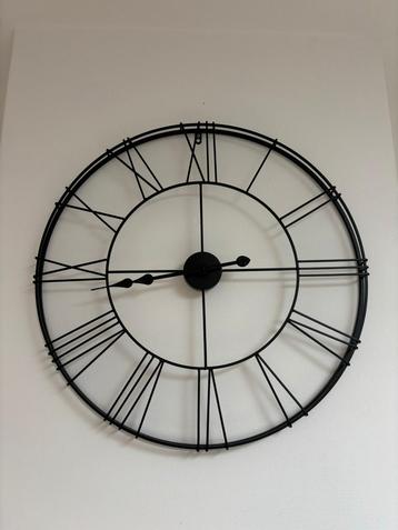 Klok metaal beschikbaar voor biedingen