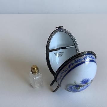 prachtig groot Limoges ei met parfumflesje beschikbaar voor biedingen
