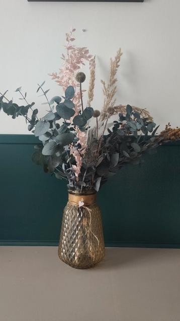 Vase ancien et bouquet de fleurs séchées 
