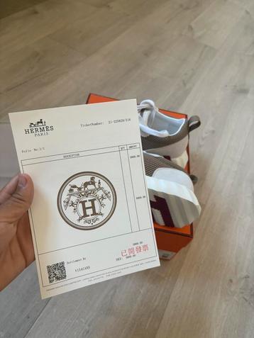 Hermes paris beschikbaar voor biedingen
