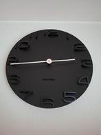 Moderne zwarte klok, Ophalen