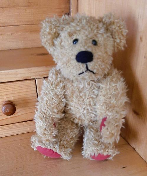Te koop: Beertje met rode handen en voetjes, Verzamelen, Beren en Cherished Teddies, Zo goed als nieuw, Stoffen beer, Ophalen