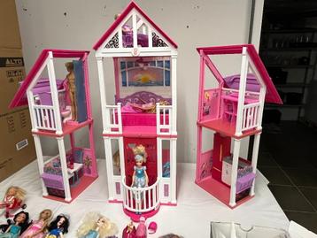 Barbiehuis + toebehoren + poppen beschikbaar voor biedingen