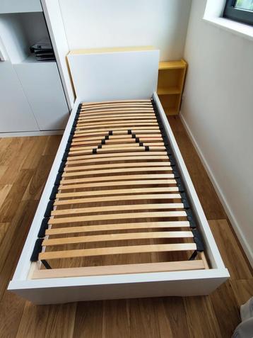 Eenpersoonsbed met lattenbodem van 90 x 200 beschikbaar voor biedingen