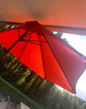 Halve oranje parasol zo goed als nieuw beschikbaar voor biedingen
