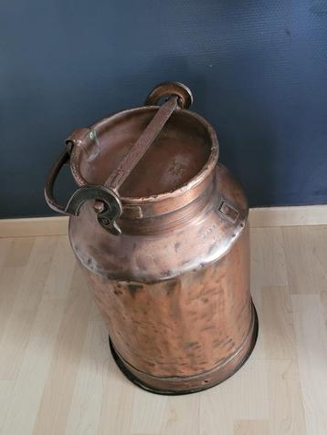 Antieke koperen melkkan. Decoratie voor verzamelaars. beschikbaar voor biedingen