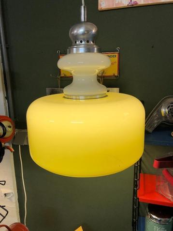 Groovy Gele UFO-lamp in Geel acryl en metaal