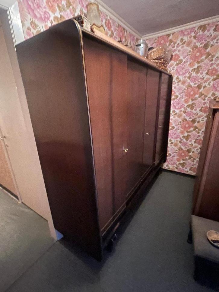 Stevige kleerkast. Donkerhouten vintage kleerkast, Huis en Inrichting, Kasten | Kleerkasten, Gebruikt, 150 tot 200 cm, 200 cm of meer