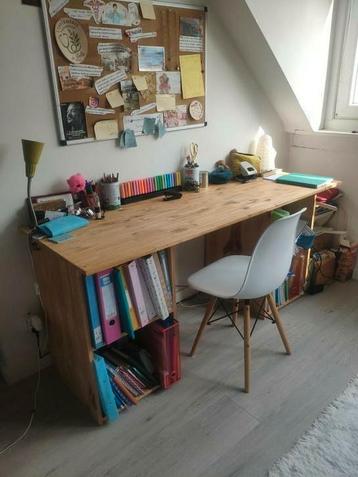 Bureau en bois brut beschikbaar voor biedingen