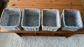 4 Rotan  vergrijsde opbergmandjes beschikbaar voor biedingen