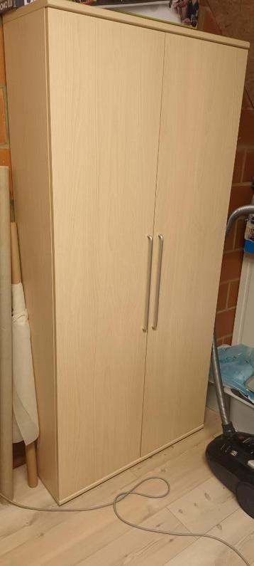 Kast met legplanken beschikbaar voor biedingen