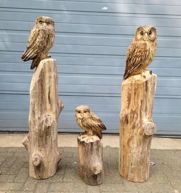 Diverse houtsnijwerken van een uil tuinbeeld houtsculptuur beschikbaar voor biedingen