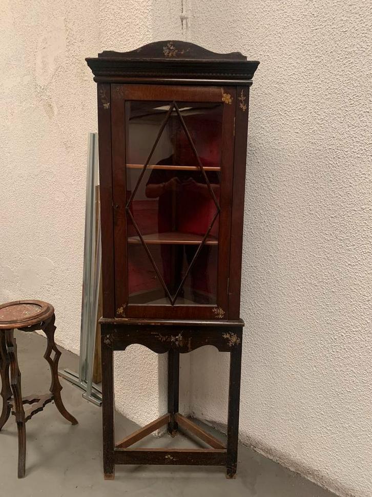 Antieke klassieke romantische gedecoreerd hoek vitrinekast., Huis en Inrichting, Kasten | Vitrinekasten, Zo goed als nieuw, Ophalen of Verzenden
