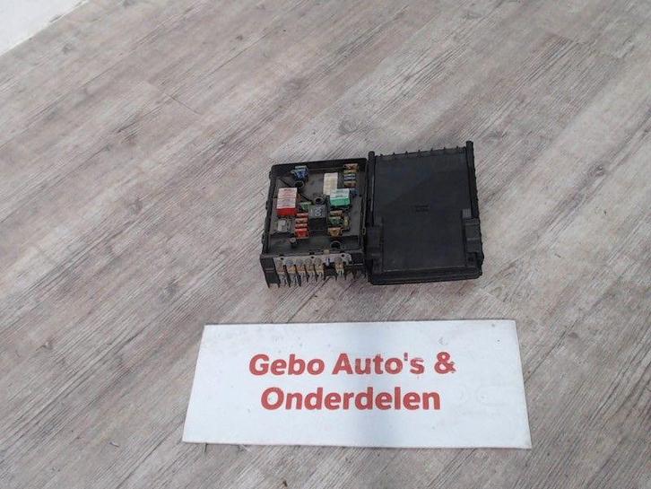 ZEKERINGKAST Volkswagen Golf VI (5K1) (01-2008/11-2013), Auto-onderdelen, Elektronica en Kabels, Volkswagen, Gebruikt