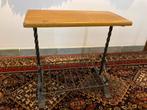 Table d’appoint en chêne avec porte-journaux en fer forgé, Maison & Meubles, Comme neuf, 45 à 60 cm, Rectangulaire, Bois