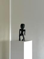 Groot Afrikaans houten beeld, Ophalen