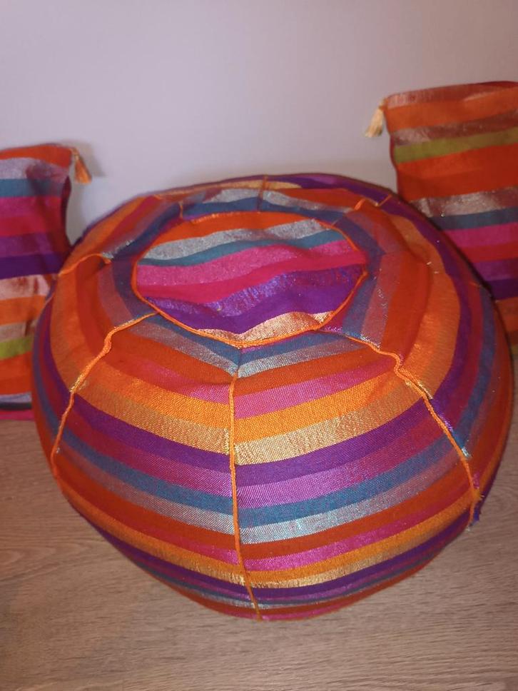 Poef en 4 bijbehorende kussens, Maison & Meubles, Canapés | Repose-pieds & Poufs, Enlèvement