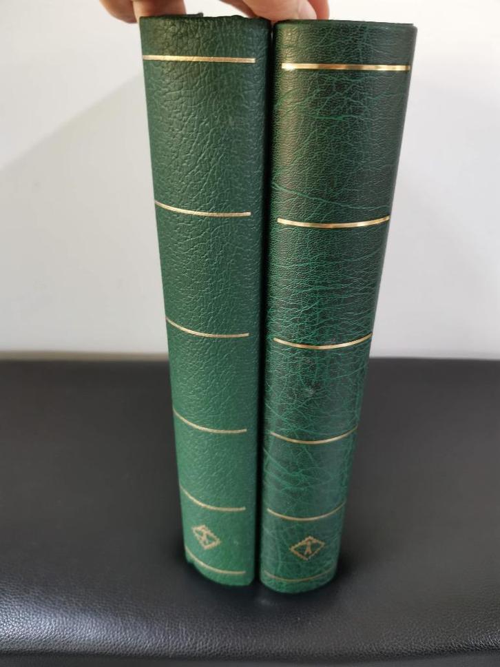 2 groene Leuchtturm postzegelalbums klemkaft met 20 witte p., Postzegels en Munten, Postzegels | Toebehoren, Verzamelalbum, Ophalen of Verzenden