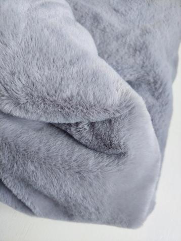 2,1 meter imitatie bont superieur grijs beschikbaar voor biedingen