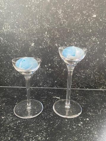 2 bougeoirs en verre sur pieds + bougies — Nouveau !, Enlèvement ou Envoi, Autres matériaux, Chandelier, Neuf