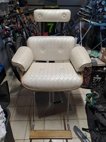 Echte kappersstoel beschikbaar voor biedingen