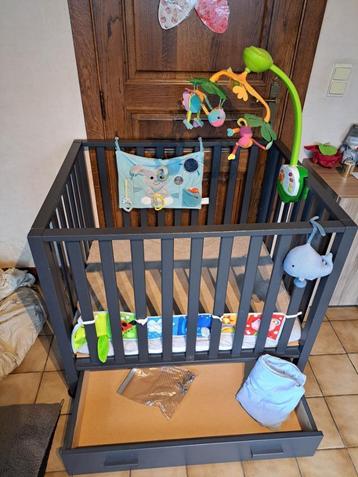 Babypark / box met lade en toebehoren beschikbaar voor biedingen
