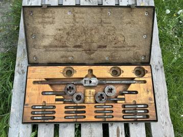 wo2 - Britse toolbox - schroefdraadsnijset 1944 beschikbaar voor biedingen
