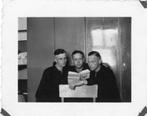 orig. foto - Luftwaffe soldaten lezen een boek - WO2, Verzamelen, Foto of Poster, Luchtmacht, Verzenden
