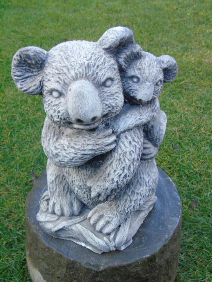 Beeld een kleine koala+ in grijs-wit steenpatje., Tuin en Terras, Tuinbeelden, Nieuw, Dierenbeeld, Steen, Ophalen