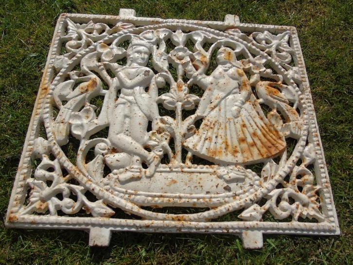 plaque mural fronton en fonte pat blanc rouillé, Jardin & Terrasse, Décoration murale de jardin, Comme neuf, Enlèvement