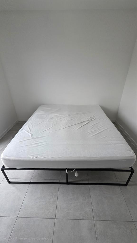 IKEA matras (Hövåg 180x200cm) met bedframe, Huis en Inrichting, Slaapkamer | Matrassen en Bedbodems, Zo goed als nieuw, Matras
