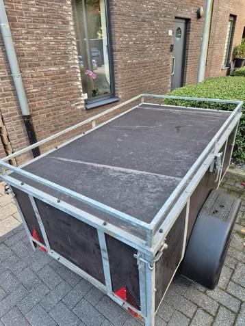 Gesloten aanhangwagen  beschikbaar voor biedingen